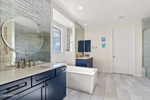 Bath - 6631 E Libby St, Phoenix, AZ 85054 photo 6 of 8