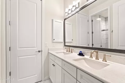 Bath - 6631 E Libby St, Phoenix, AZ 85054 photo 4 of 8