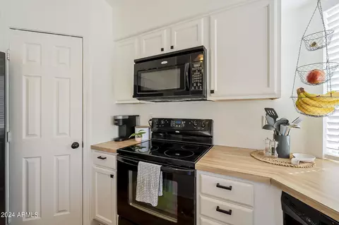 Kitchen - 7447 E Natal Ave, Mesa, AZ 85209 photo 5 of 7