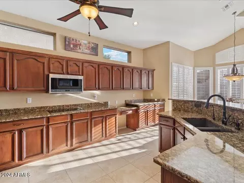 Kitchen - 805 E Silverwood Dr, Phoenix, AZ 85048 photo 4 of 5