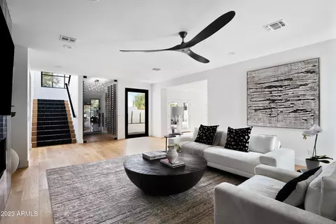 Living - 4135 N 33rd Pl, Phoenix, AZ 85018 photo 3 of 6