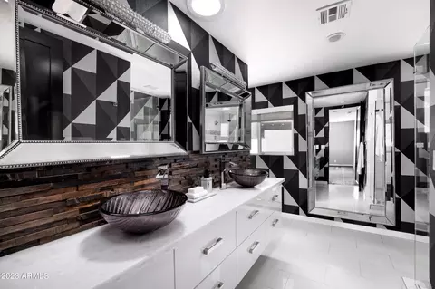 Bath - 4135 N 33rd Pl, Phoenix, AZ 85018 photo 5 of 7