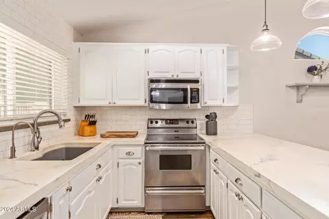 Kitchen - 3933 E Des Moines St, Mesa, AZ 85205 photo 3 of 6