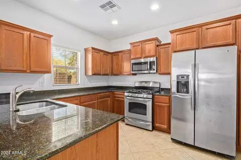3960 E Cat Balue Dr, Phoenix, AZ 85050 photo 2