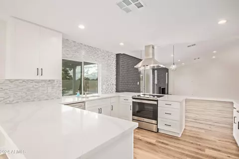 Kitchen - 2366 E Sahuaro Dr, Phoenix, AZ 85028 photo 4 of 5