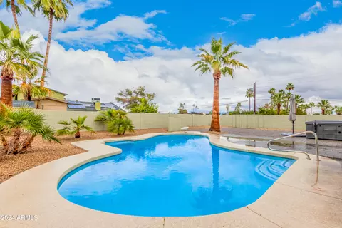 Exterior - 2366 E Sahuaro Dr, Phoenix, AZ 85028 photo 9 of 11