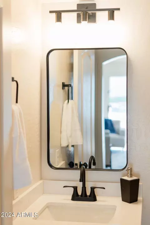 Bath - 5019 E Vaughn Dr, Phoenix, AZ 85044 photo 6 of 10