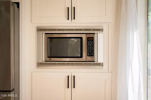 Kitchen - 5019 E Vaughn Dr, Phoenix, AZ 85044 photo 7 of 9
