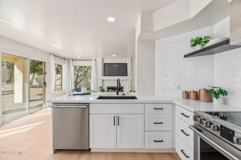 Kitchen - 5019 E Vaughn Dr, Phoenix, AZ 85044 photo 4 of 9