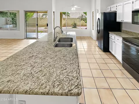 Kitchen - 3721 E Piute Ave, Phoenix, AZ 85050 photo 4 of 6