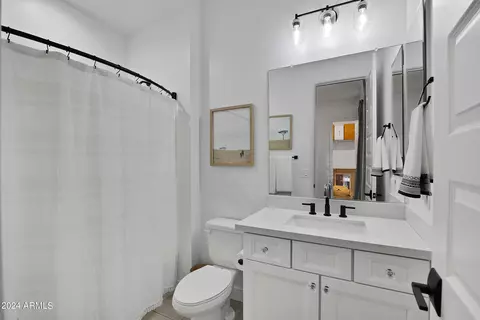 Bath - 2534 E Thornton Ct, Gilbert, AZ 85297 photo 4 of 9