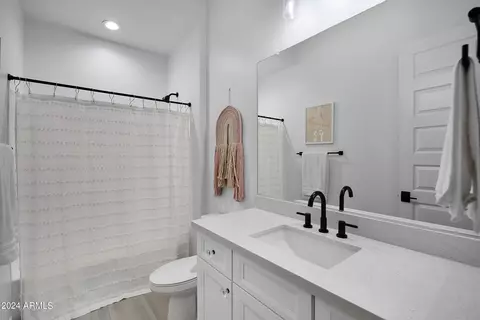 Bath - 2534 E Thornton Ct, Gilbert, AZ 85297 photo 3 of 9