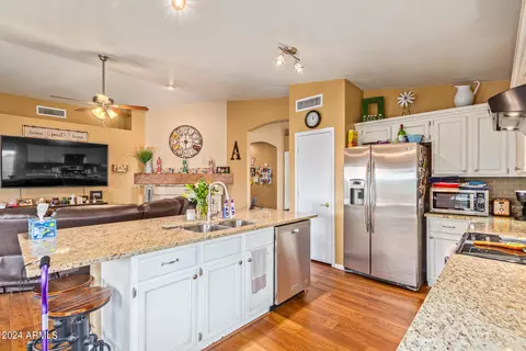 Kitchen - 11833 S 44th St, Phoenix, AZ 85044 photo 1 of 4