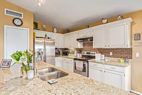 Kitchen - 11833 S 44th St, Phoenix, AZ 85044 photo 2 of 4