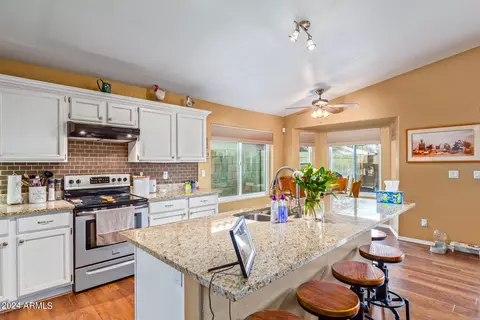 Kitchen - 11833 S 44th St, Phoenix, AZ 85044 photo 3 of 4