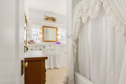 Bath - 512 E Vista St, Bisbee, AZ 85603 photo 5 of 6