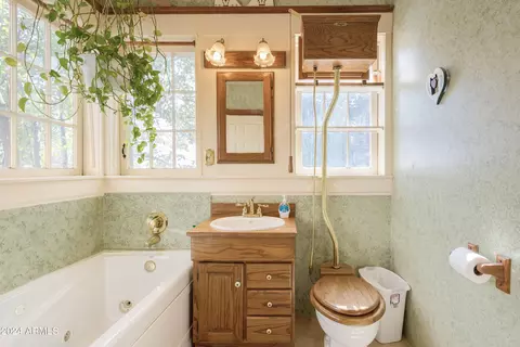 Bath - 512 E Vista St, Bisbee, AZ 85603 photo 1 of 6