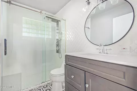 Bath - 3827 E Hazelwood St, Phoenix, AZ 85018 photo 3 of 5