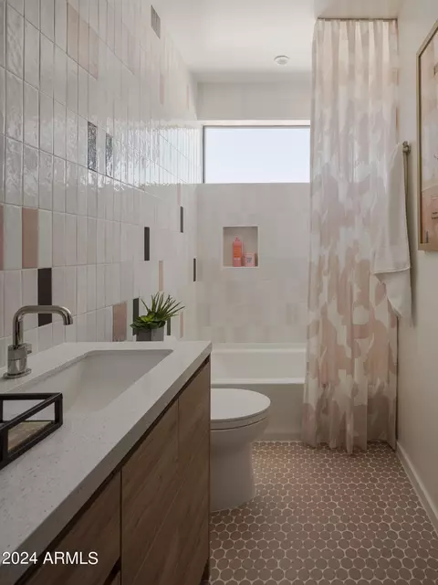 Bath - 1738 E Winchcomb Dr, Phoenix, AZ 85022 photo 1 of 3