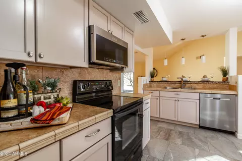 Kitchen - 4442 E Cheyenne Dr, Phoenix, AZ 85044 photo 6 of 10