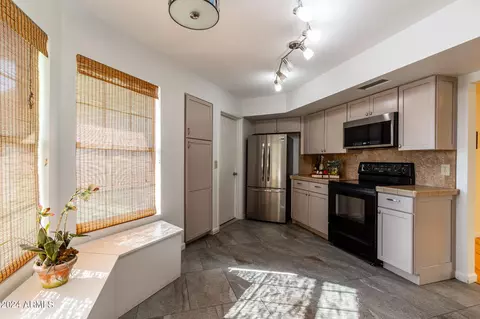 Kitchen - 4442 E Cheyenne Dr, Phoenix, AZ 85044 photo 7 of 10