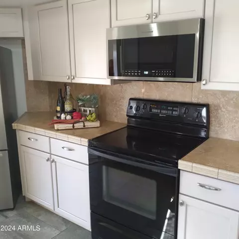 Kitchen - 4442 E Cheyenne Dr, Phoenix, AZ 85044 photo 5 of 10