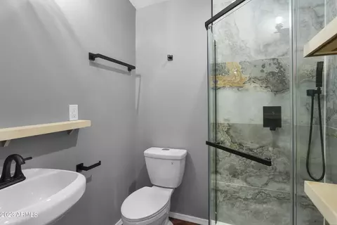 Bath - 3407 N 44th Pl, Phoenix, AZ 85018 photo 4 of 4