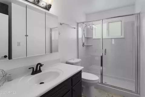 Bath - 3407 N 44th Pl, Phoenix, AZ 85018 photo 2 of 4