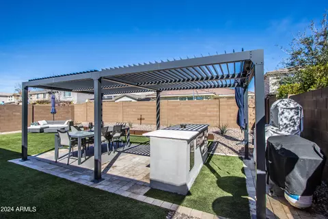 Exterior - 2932 E Tina Dr, Phoenix, AZ 85050 photo 2 of 10