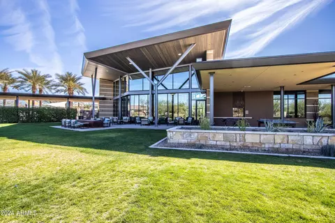 Exterior - 2932 E Tina Dr, Phoenix, AZ 85050 photo 9 of 10