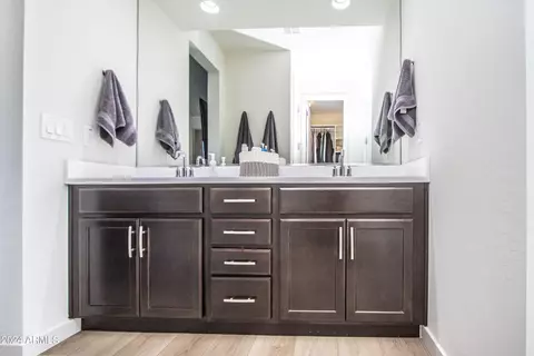 Bath - 2932 E Tina Dr, Phoenix, AZ 85050 photo 3 of 4