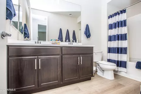 Bath - 2932 E Tina Dr, Phoenix, AZ 85050 photo 4 of 4