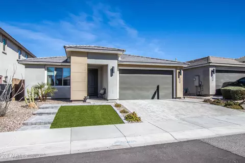 Exterior - 2932 E Tina Dr, Phoenix, AZ 85050 photo 7 of 10