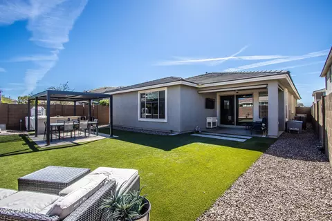 Exterior - 2932 E Tina Dr, Phoenix, AZ 85050 photo 4 of 10