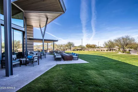 Exterior - 2932 E Tina Dr, Phoenix, AZ 85050 photo 8 of 10