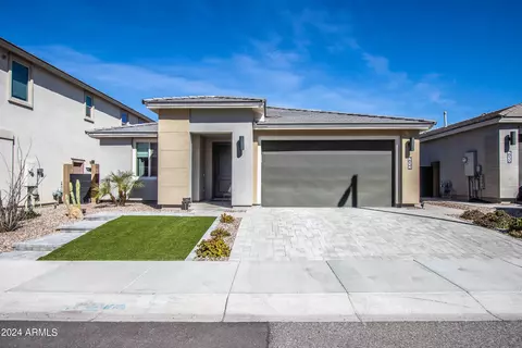 Exterior - 2932 E Tina Dr, Phoenix, AZ 85050 photo 6 of 10