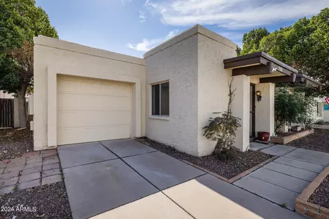 715 E Michelle Dr, Phoenix, AZ 85022 photo 3