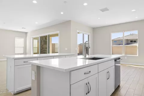 Kitchen - 5970 E Lone Cactus Dr, Phoenix, AZ 85050 photo 3 of 4