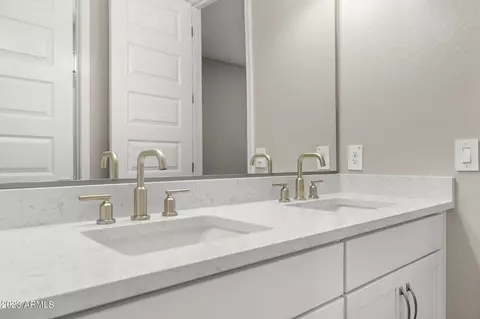 Bath - 5970 E Lone Cactus Dr, Phoenix, AZ 85050 photo 9 of 10