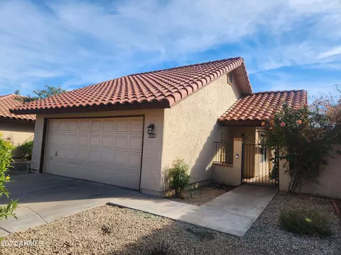 5215 E Half Moon Dr, Phoenix, AZ 85044