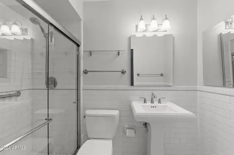 Bath - 1437 E Hudson Dr, Tempe, AZ 85281 photo 1 of 5