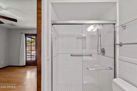 Bath - 1437 E Hudson Dr, Tempe, AZ 85281 photo 2 of 5