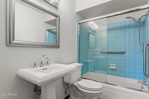 Bath - 1437 E Hudson Dr, Tempe, AZ 85281 photo 3 of 5