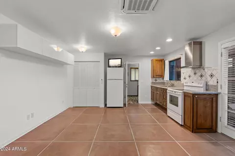 Kitchen - 1437 E Hudson Dr, Tempe, AZ 85281 photo 5 of 7