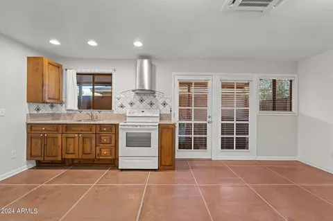 Kitchen - 1437 E Hudson Dr, Tempe, AZ 85281 photo 6 of 7