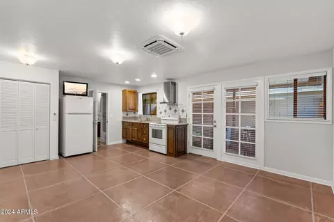 Kitchen - 1437 E Hudson Dr, Tempe, AZ 85281 photo 4 of 7