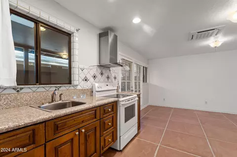 Bath - 1437 E Hudson Dr, Tempe, AZ 85281 photo 4 of 5
