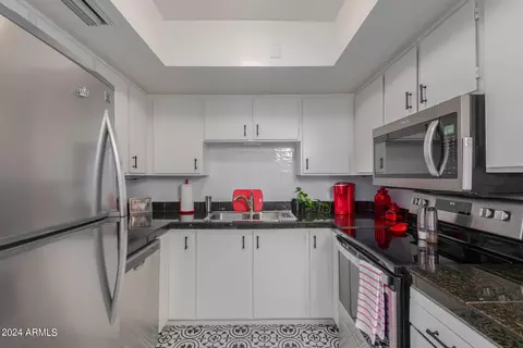 Kitchen - 1042 E Pueblo Rd, Phoenix, AZ 85020 photo 3 of 4