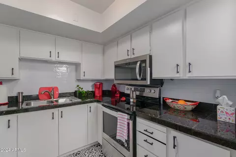 Kitchen - 1042 E Pueblo Rd, Phoenix, AZ 85020 photo 2 of 4