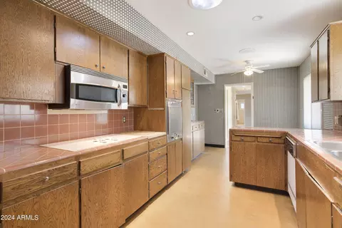 Kitchen - 32 W Linger Ln, Phoenix, AZ 85021 photo 4 of 7